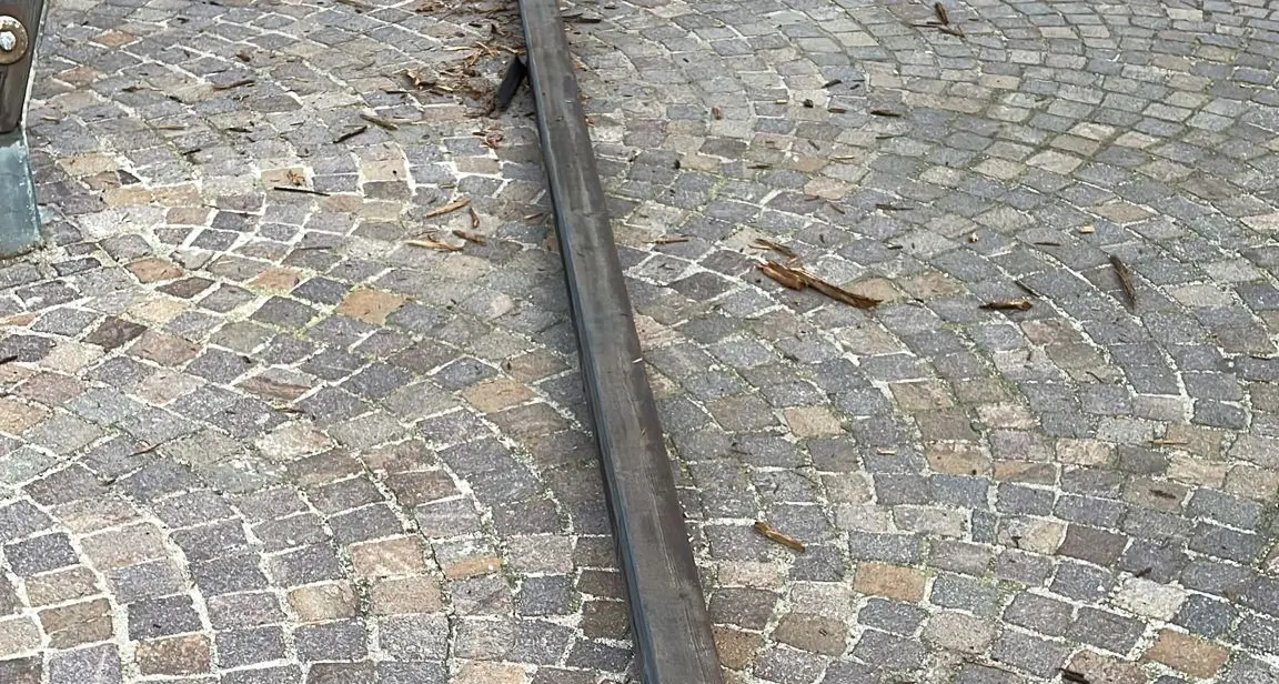 Cade una trave, paura in piazza dei Caduti