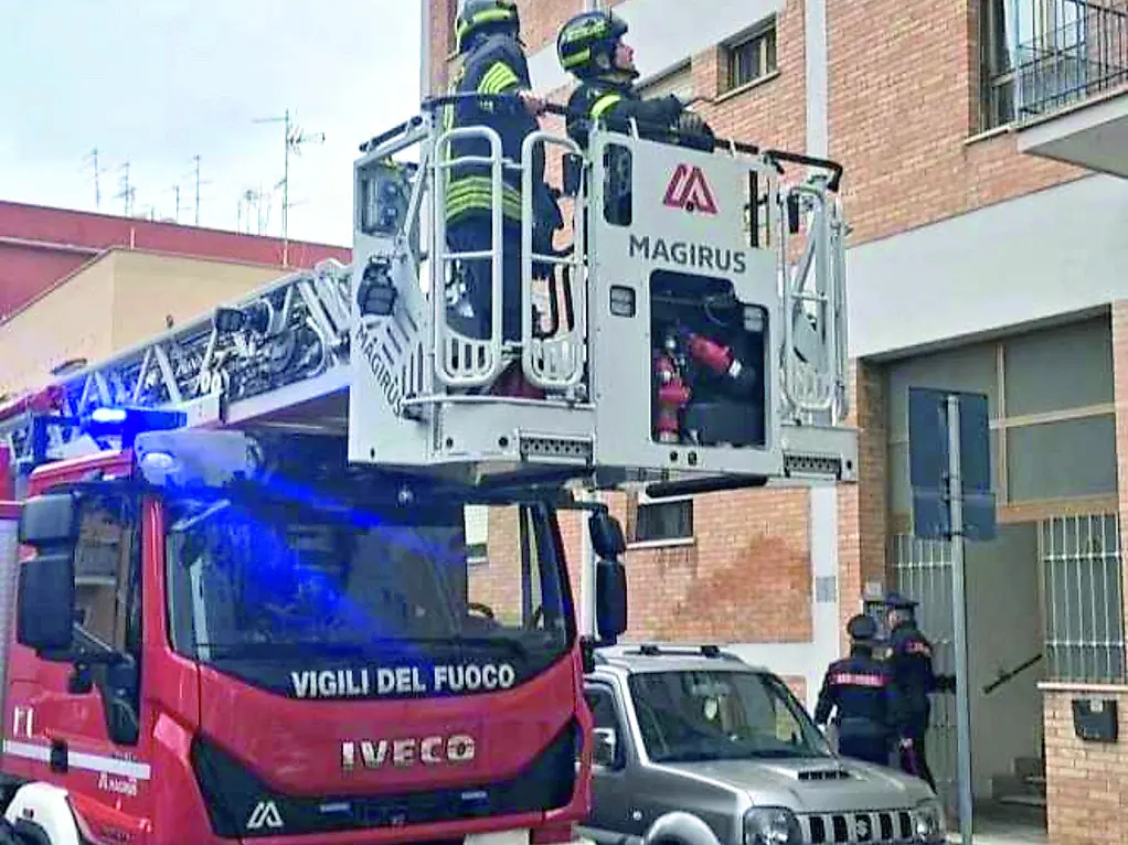 Via Buonarroti, intervengono i Vigili del Fuoco