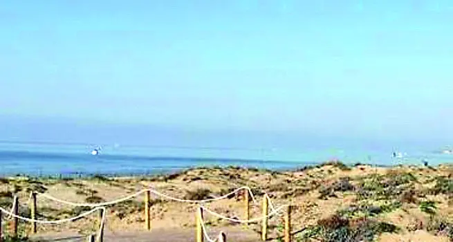 Blitz anti abusivismo: sgomberata la spiaggia delle dune a Passoscuro
