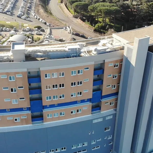 Portato al pronto soccorso dopo un malore, rapina il bar dell’ospedale