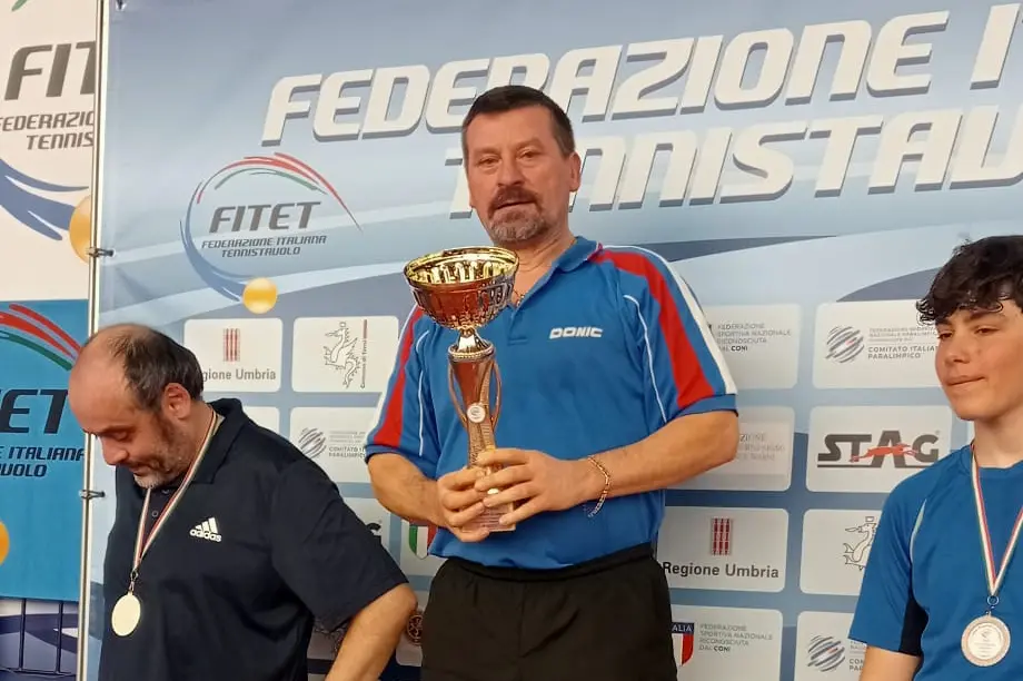 La premiazione di Crispino Mattioli, leader nella categoria B dei campionati regionali umbri di tennis da tavolo