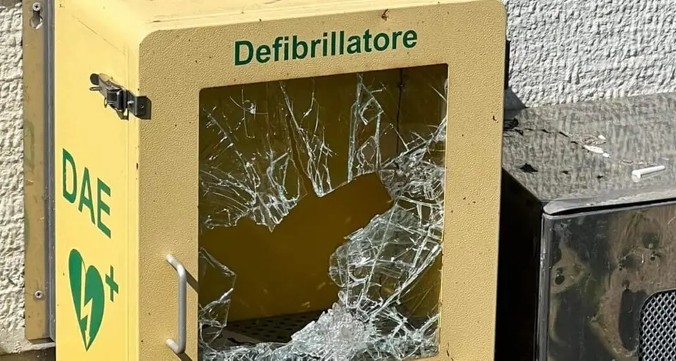 Capodimonte: rubato il defibrillatore installato un anno fa