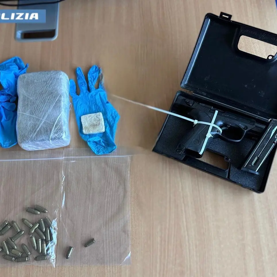 Armato, pieno di droga e sotto falso nome in un b&b assieme alla compagna: arrestati