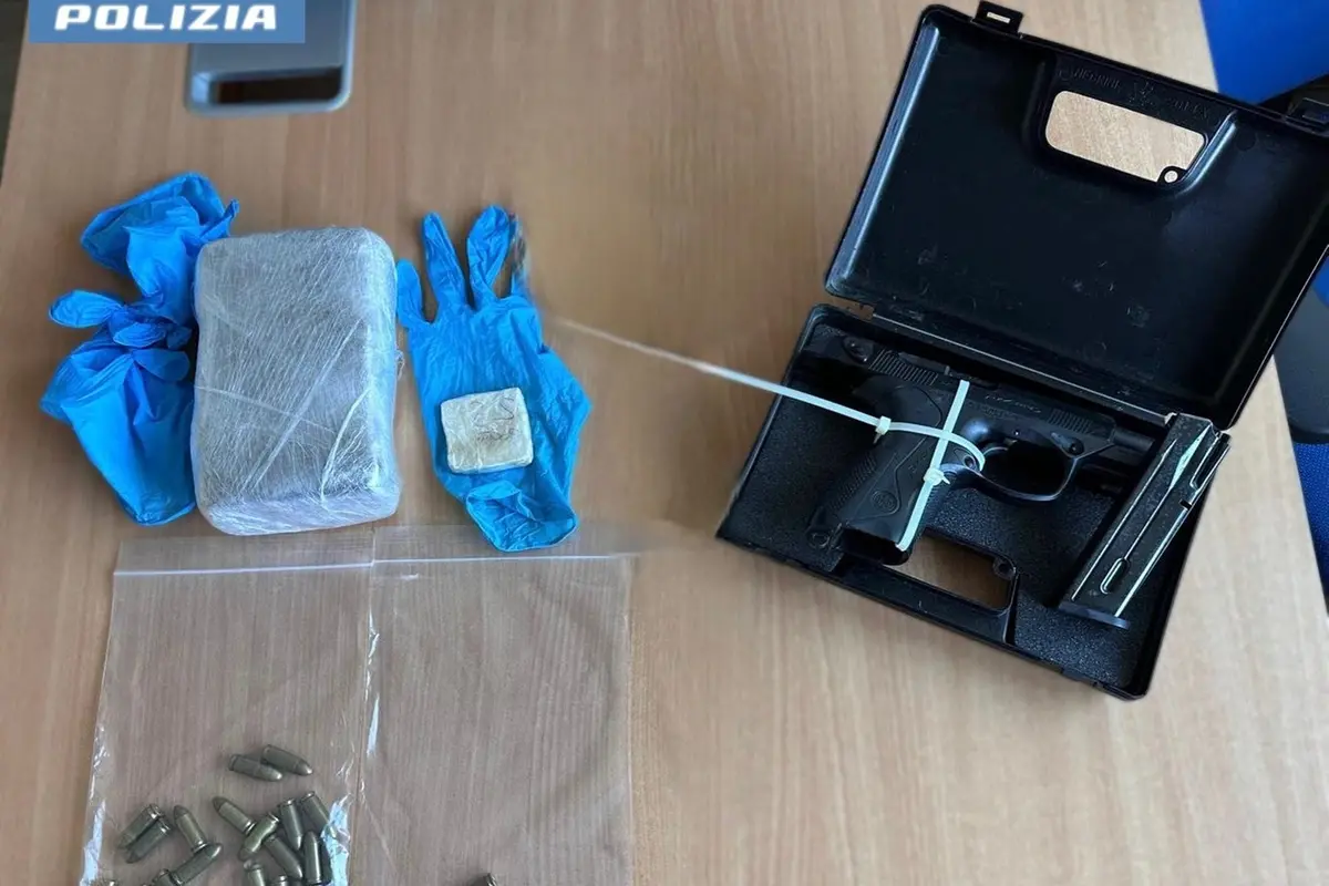 Armato, pieno di droga e sotto falso nome in un b&b assieme alla compagna: arrestati