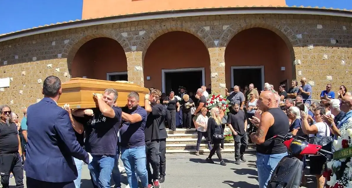 «Non doveva finire così», l’ultimo saluto al “gigante buono” Daniele Vallenari