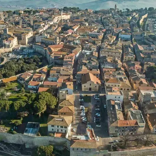 Tarquinia, i cittadini: «Le auto sfrecciano ad alta velocità, mettendo in pericolo pedoni, ciclisti e gli stessi residenti»