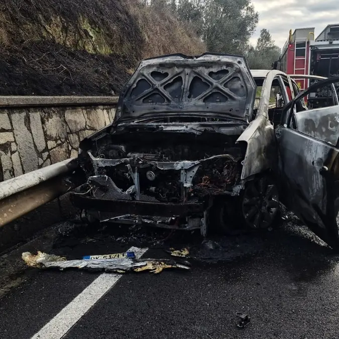 Viterbo: Auto in fiamme sulla Cassia sud, traffico in tilt