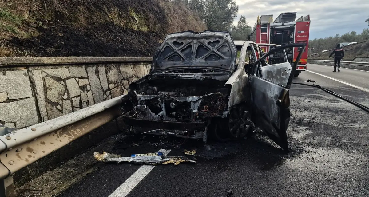 Viterbo: Auto in fiamme sulla Cassia sud, traffico in tilt