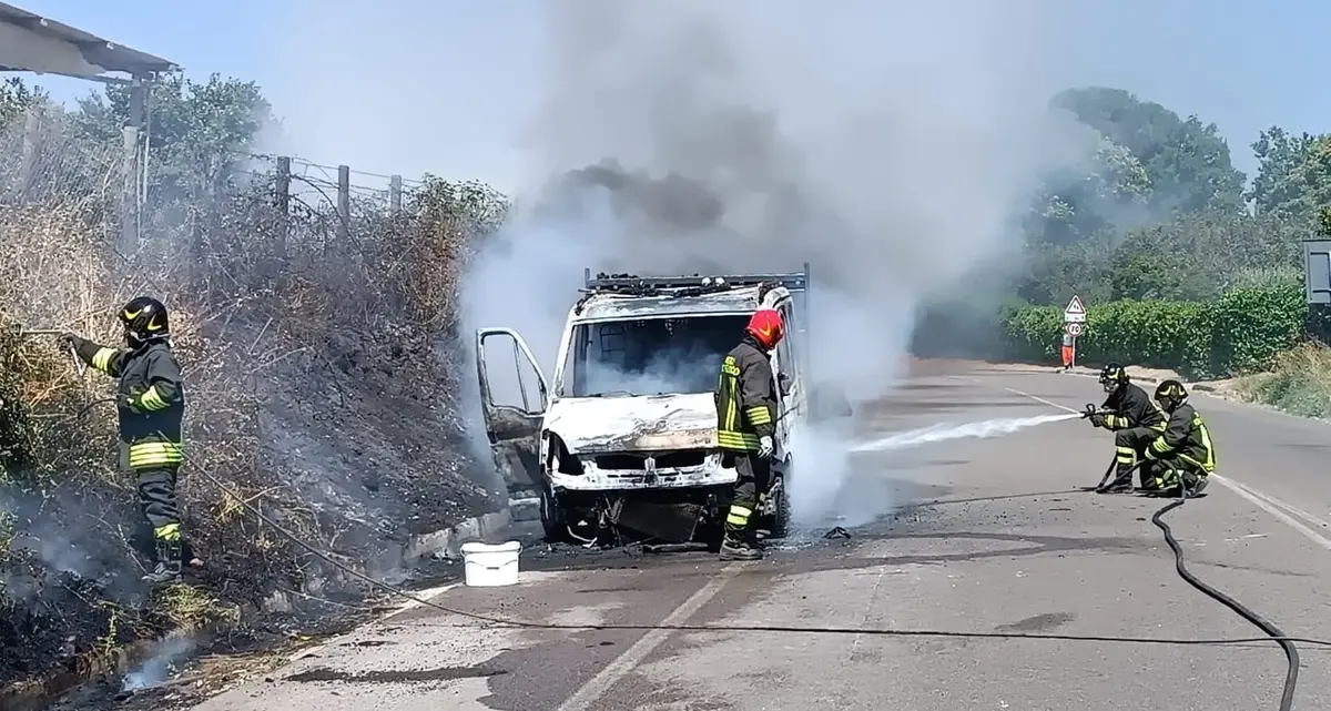 Autocarro in fiamme nel Viterbese: l’incendio si estende alle sterpaglie
