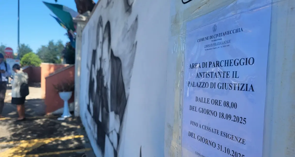 Spuntano divieti di sosta al parcheggio del tribunale