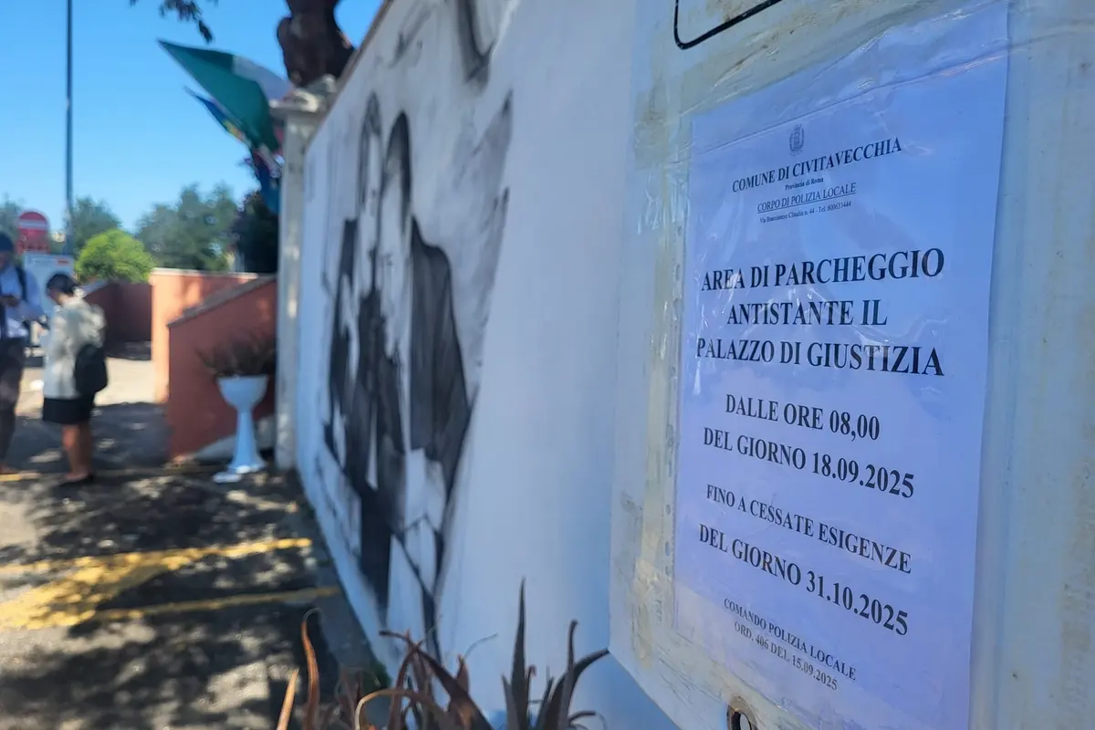 Spuntano divieti di sosta al parcheggio del tribunale
