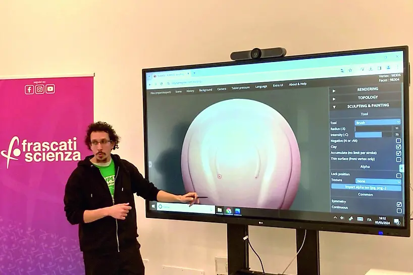 Alberto Monachini durante una delle sue lezioni su modelling e stampa 3D a Colonna
