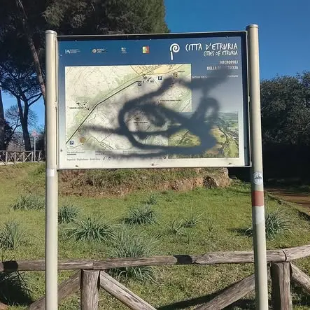 Danni e scritte, vandali scatenati alla Necropoli