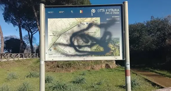 Danni e scritte, vandali scatenati alla Necropoli