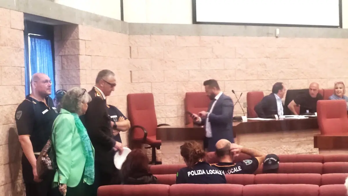 Seduta fiume: maggioranza e opposizione ai ferri corti