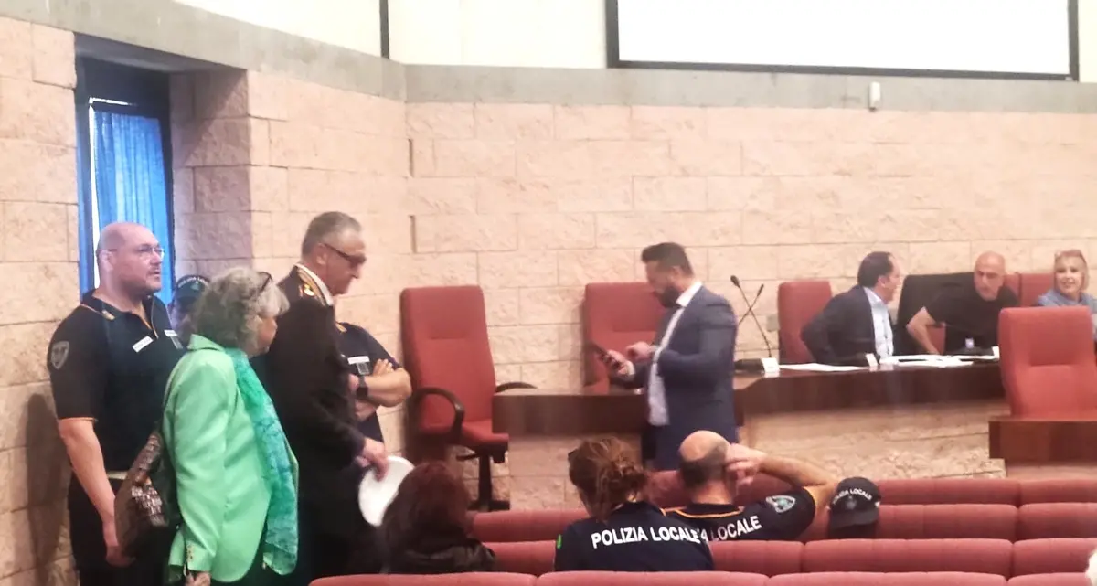 Seduta fiume: maggioranza e opposizione ai ferri corti