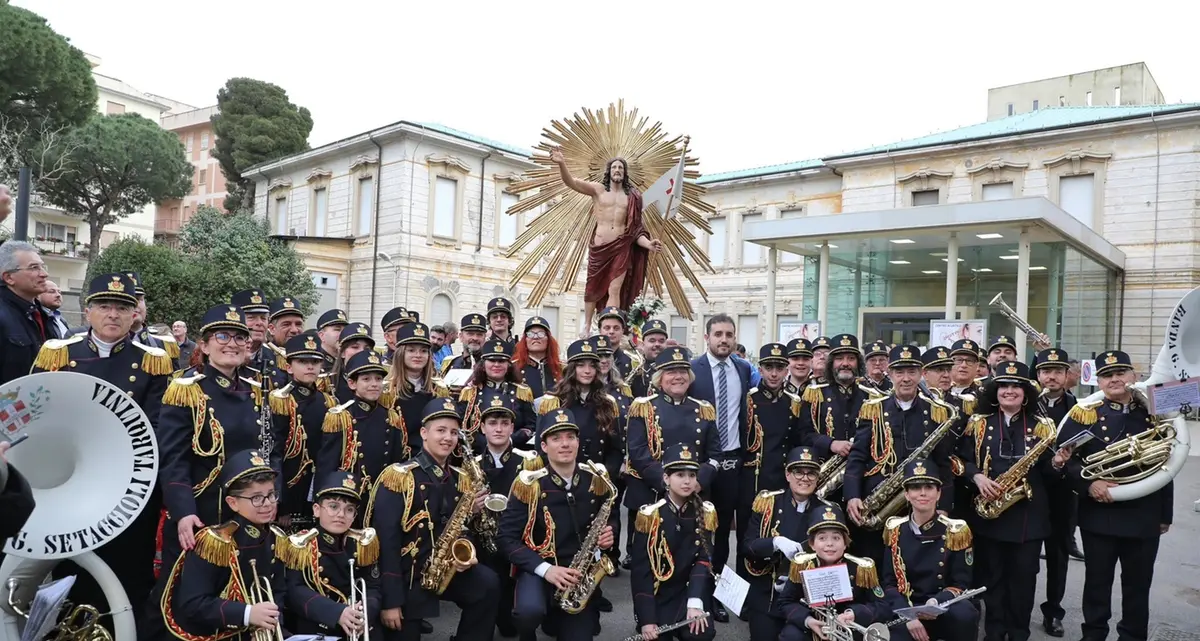 Tarquinia, carnevale estivo e concerto della banda Setaccioli nello stesso giorno: è bufera
