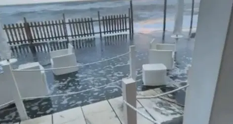 L’erosione non si ferma, le onde entrano dentro verande e cabine