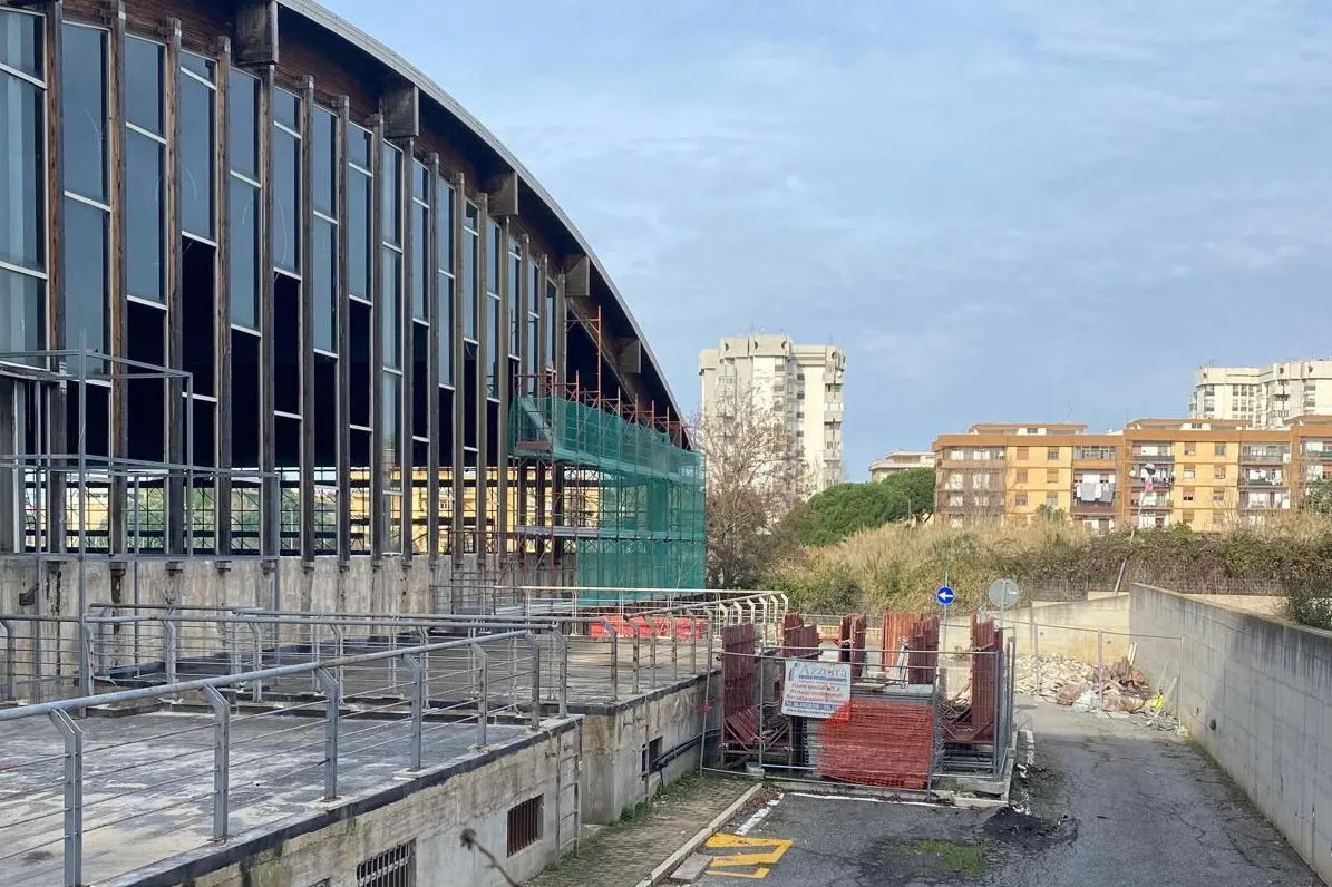 PalaGalli, “stiamo lavorando per voi”? Le foto dicono altro