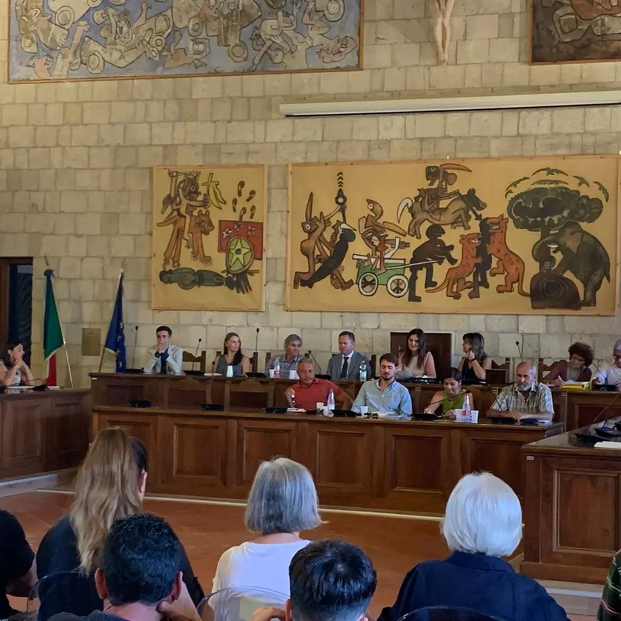 «Tutti a mano alzata, più che campo largo, campioni di inciucismo in una palude senza fine»