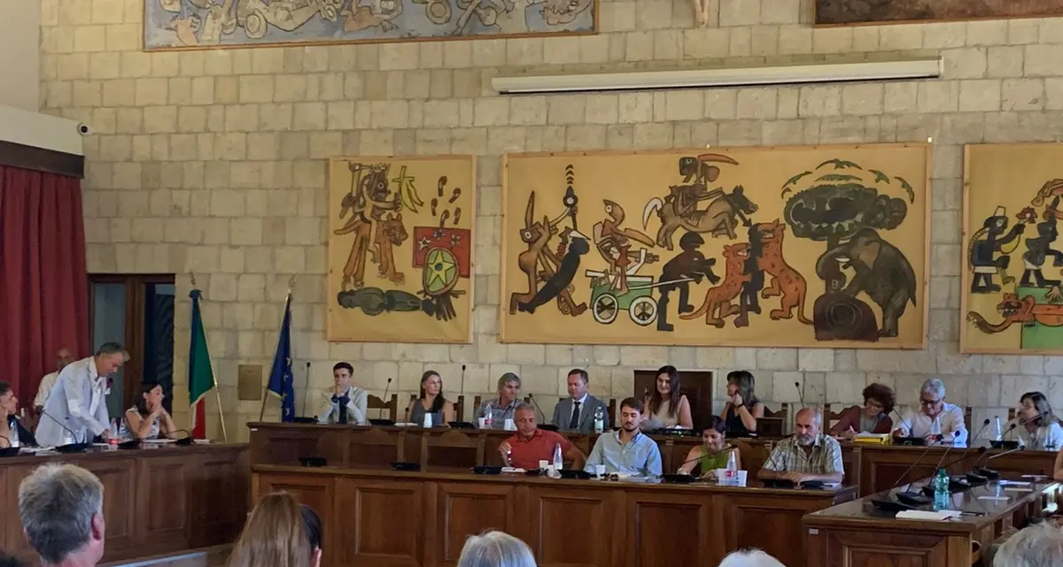 «Tutti a mano alzata, più che campo largo, campioni di inciucismo in una palude senza fine»