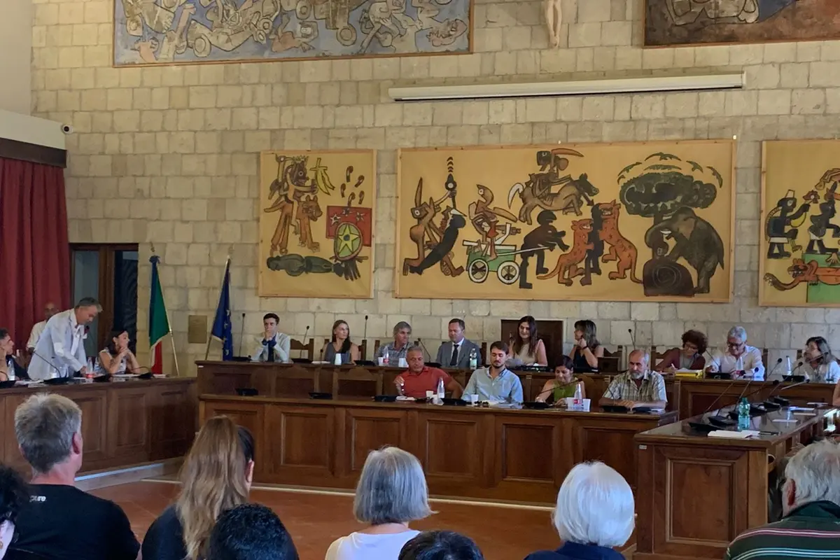 «Tutti a mano alzata, più che campo largo, campioni di inciucismo in una palude senza fine»