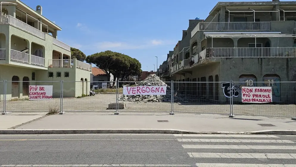 “Più del condono chiedete perdono”: protesta a Campo di Mare