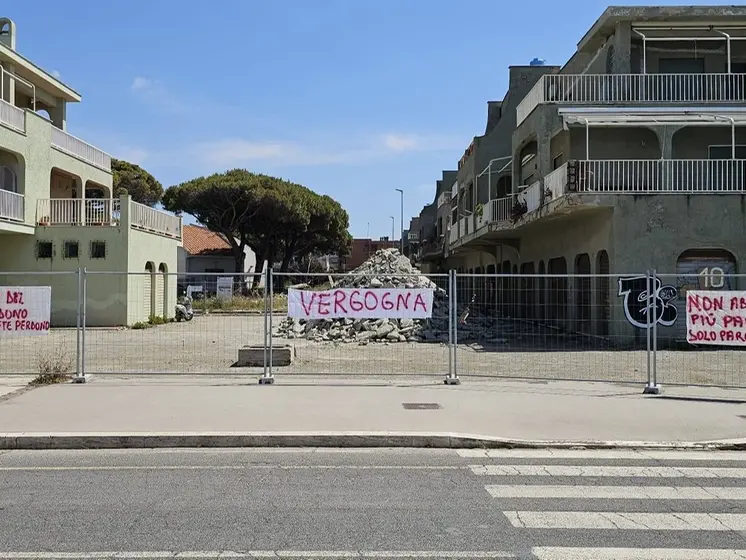“Più del condono chiedete perdono”: protesta a Campo di Mare