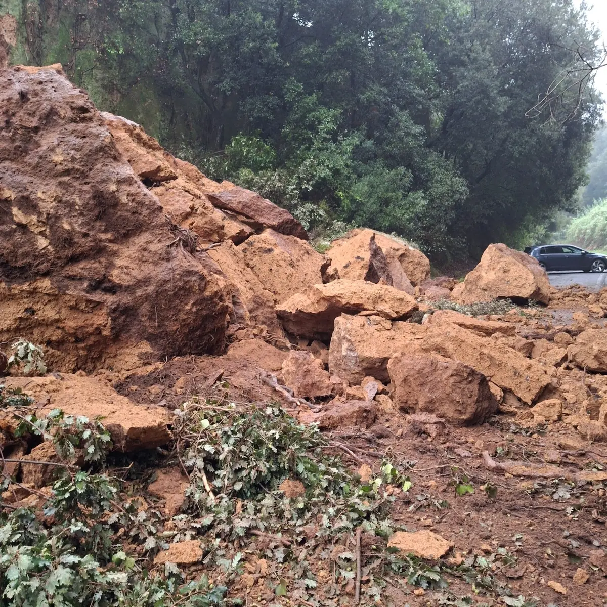 Dopo la frana nessun intervento: via di Ceri chiusa da oltre un anno