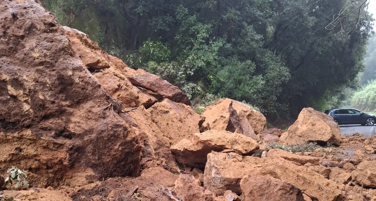 Dopo la frana nessun intervento: via di Ceri chiusa da oltre un anno