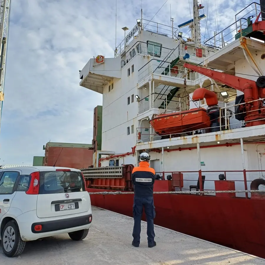 Fermate due navi mercantili dalla Guardia costiera di Civitavecchia
