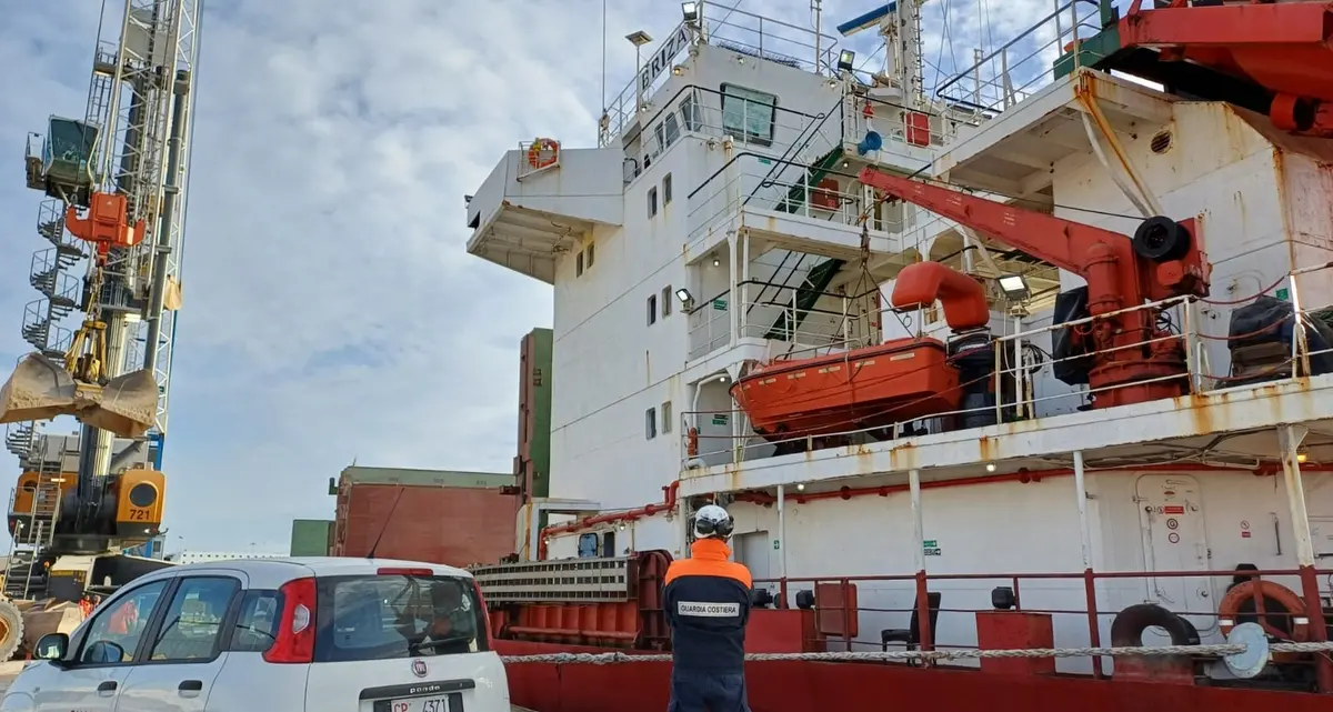Fermate due navi mercantili dalla Guardia costiera di Civitavecchia