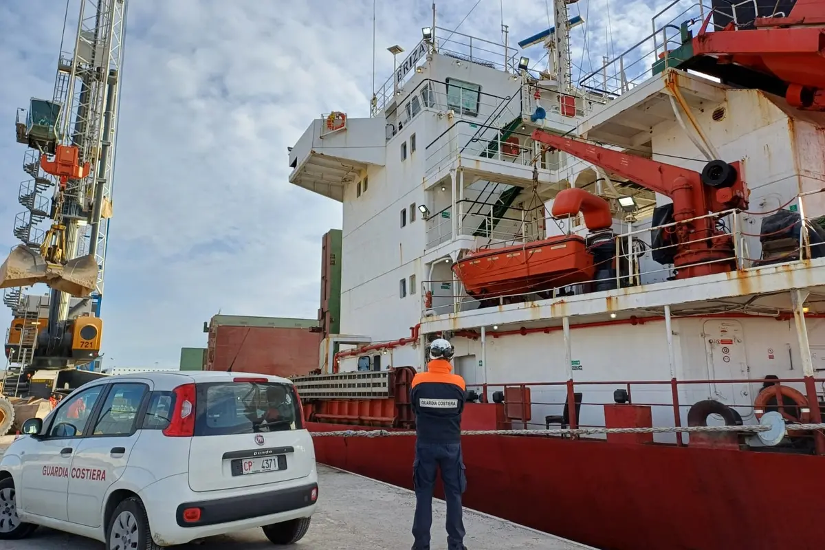 Fermate due navi mercantili dalla Guardia costiera di Civitavecchia