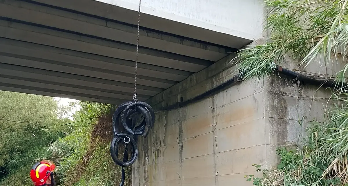 Trenta pneumatici gettati nel fiume di Cerveteri: recuperati