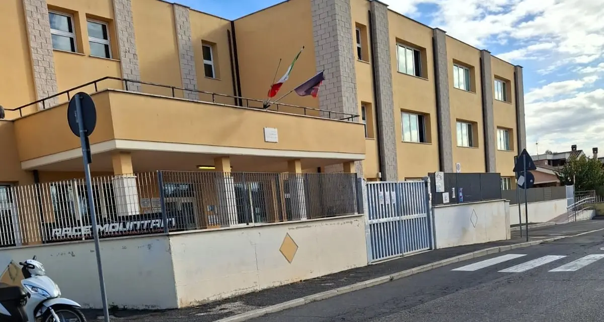 Entra a scuola e strappa la bandiera: denunciato