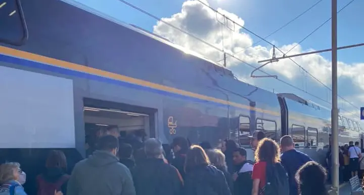 L’annuncio della stazione è sbagliato da 20 anni: turisti in confusione sulla Fl5