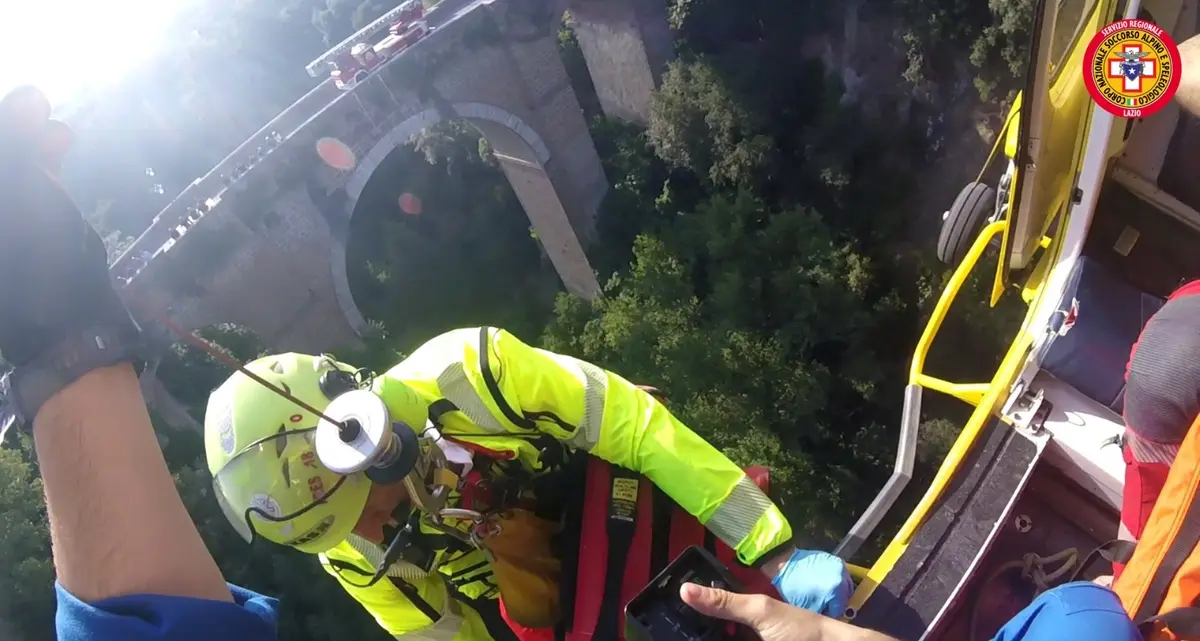 È in prognosi riservata al Gemelli la donna precipitata da ponte Clementino