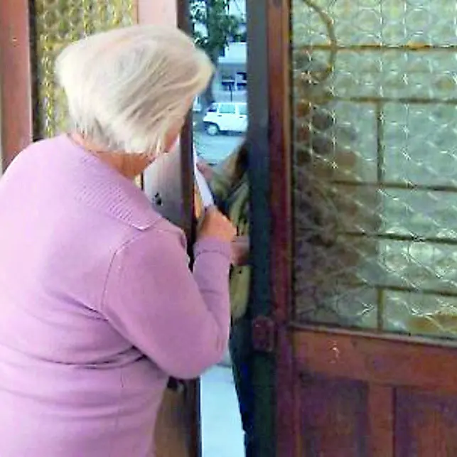 Falso tecnico dell’elettricità deruba anziana: portati via soldi e gioielli per 20mila euro