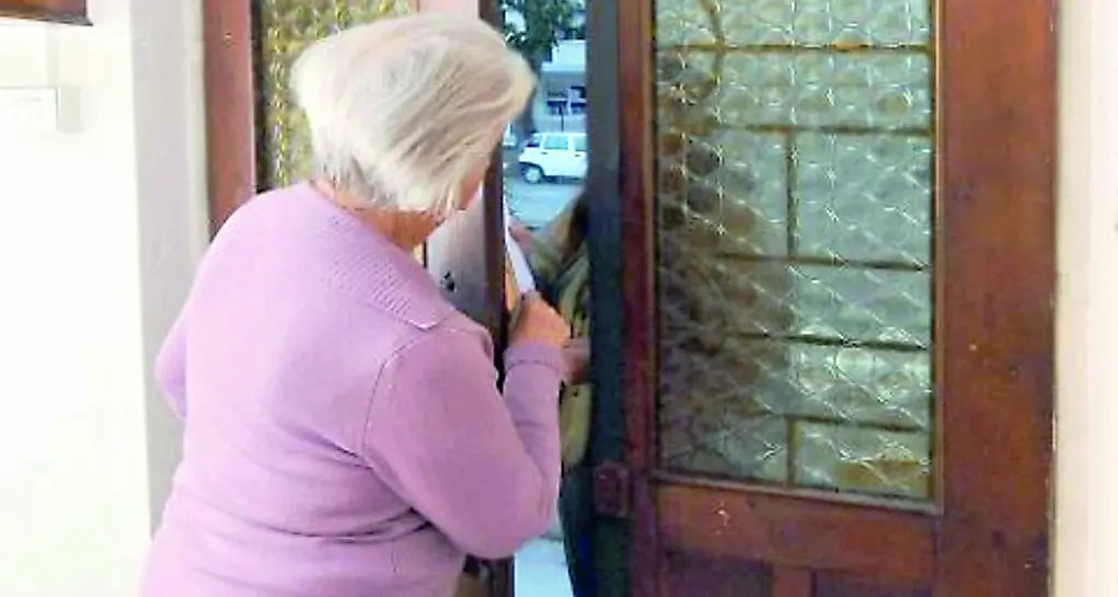 Falso tecnico dell’elettricità deruba anziana: portati via soldi e gioielli per 20mila euro