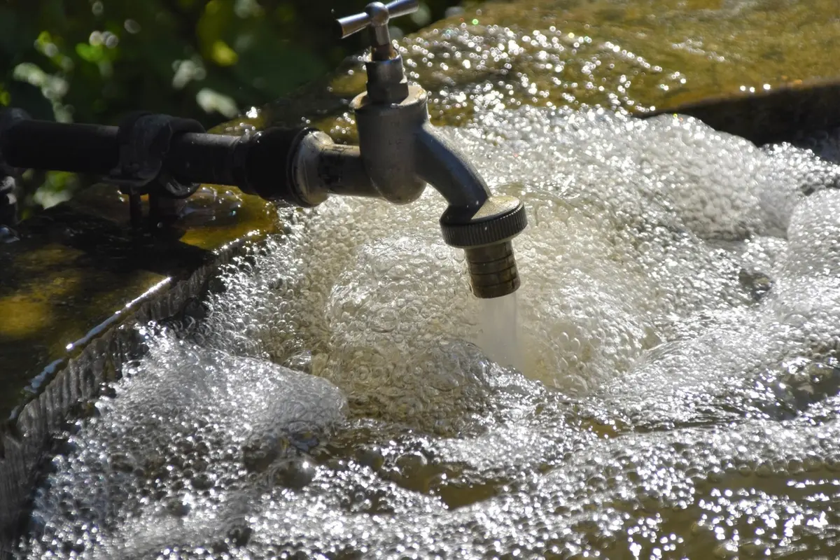 Acqua staccata in una palazzina: scatta la protesta