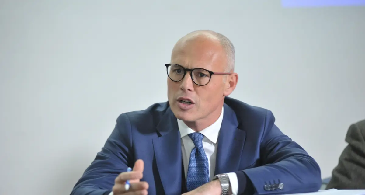 Carlomagno sorvegliato a vista dopo la morte dei genitori