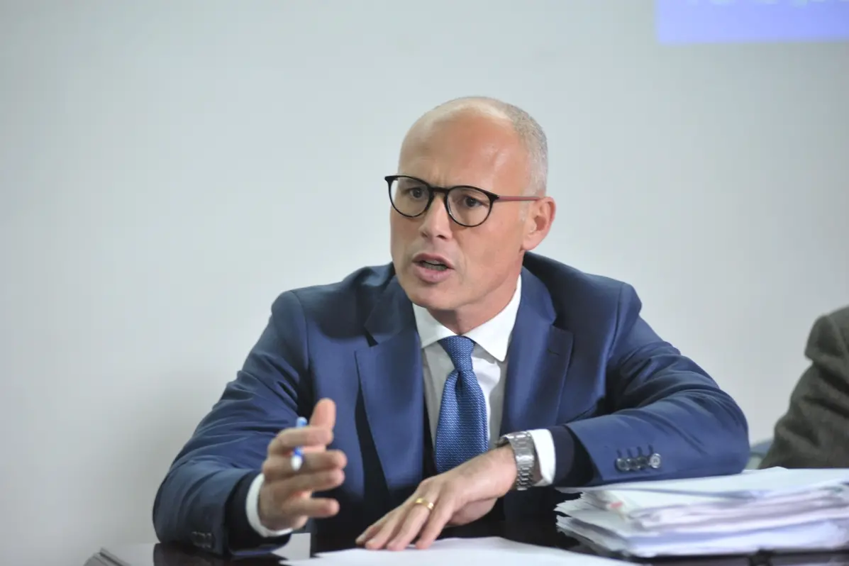 Carlomagno sorvegliato a vista dopo la morte dei genitori