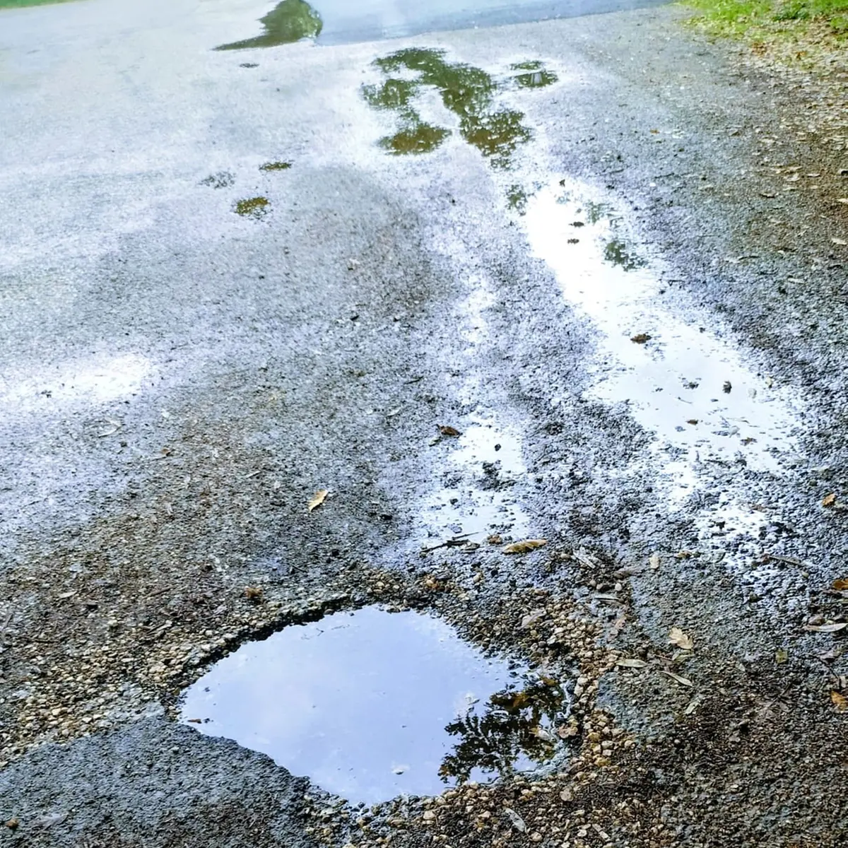 «La ciclabile di Palo è piena di buche: si intervenga»