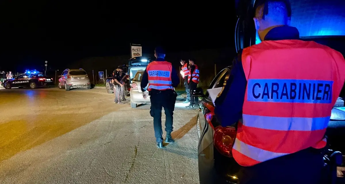 In fuga con la macchina rubata e la cocaina a bordo: due giovani denunciati dai carabinieri