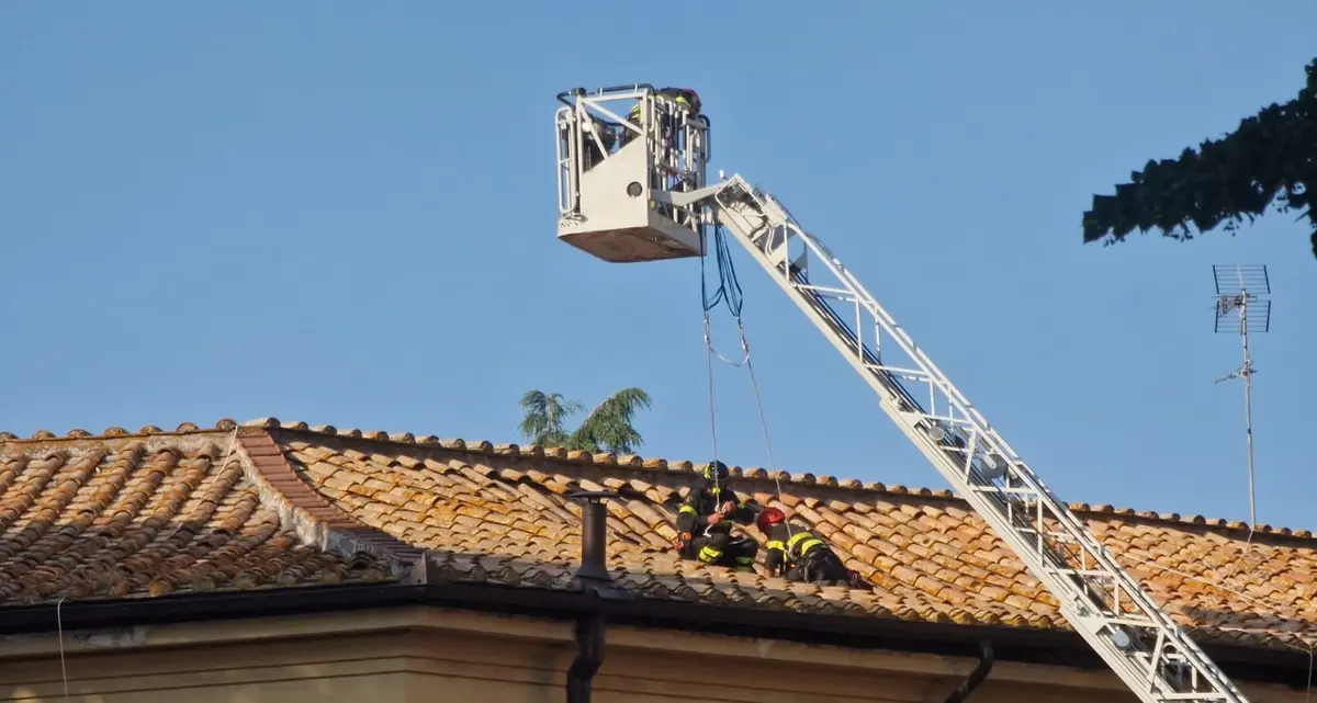 Viterbo: avvallamento sul tetto, palazzina dichiarata inagibile