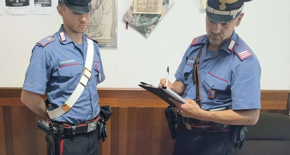 Droga e armi nascosti in un’area boschiva dei Monti della Tolfa: sequestrati dai carabinieri machete, hashish e cocaina