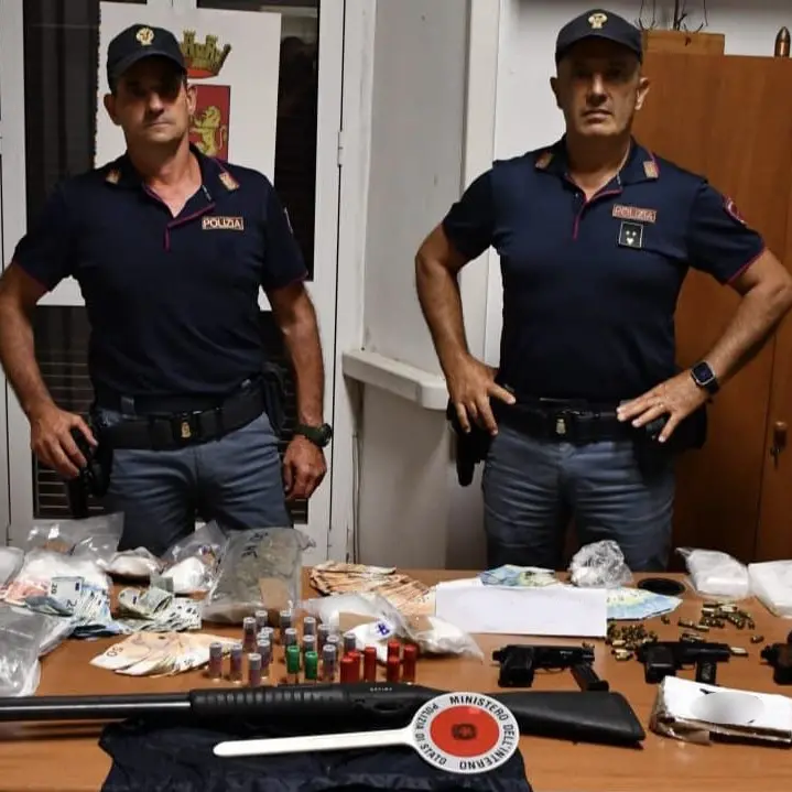 Spaccio, soldi e armi: nuovo blitz della Polizia con due insospettabili arrestati