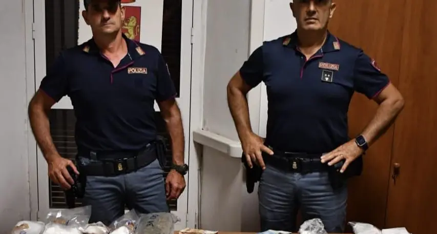 Spaccio, soldi e armi: nuovo blitz della Polizia con due insospettabili arrestati