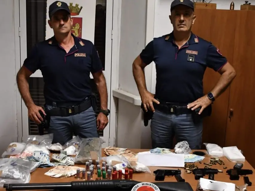 Spaccio, soldi e armi: nuovo blitz della Polizia con due insospettabili arrestati