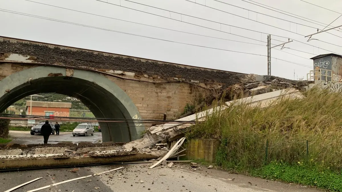 «Centinaia di persone abbandonate nella tratta Roma–Civitavecchia: una notte al freddo sotto la pioggia»